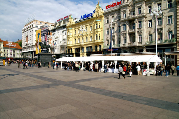 2011. 04. 17. - HOP proizvodi na Uskršnjem sajmu na trgu bana Jelačića